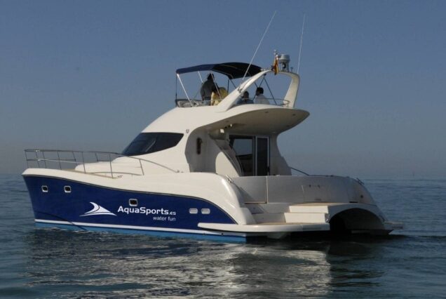 Catamarán privado Damiluvi de AquaSports, ideal para 1-28 pasajeros, navegando en aguas tranquilas con un diseño moderno y elegante.